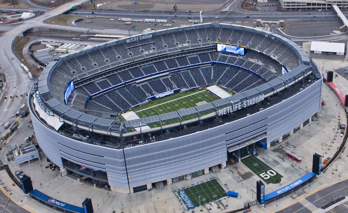 MetLife Stadium sở hữu sức chứa 82.500 khán giả cùng hệ thống bãi đỗ xe khổng lồ lên tới 27.500 chỗ. Về mặt kỹ thuật, công trình đồ sộ này được thiết kế theo mô hình "thiết kế - thi công" (design-build) với cấu trúc đặc biệt, chỉ sử dụng bốn khe co giãn để kết nối toàn bộ khu vực khán đài và biên. (Ảnh: Wikipedia)
