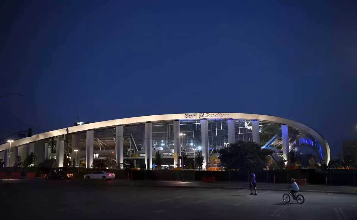 Công trình rộng hơn 288.000 m2 (3,1 triệu foot vuông) này không chỉ là sân vận động lớn nhất giải NFL, mà còn là sân vận động đầu tiên trên thế giới được xây dựng theo kiến trúc mở (kết hợp trong nhà và ngoài trời). Sân có sức chứa tiêu chuẩn 70.000 khán giả và có thể mở rộng lên đến 100.000 người, đi kèm hơn 260 phòng VIP hạng sang cùng hơn 13.000 chỗ ngồi cao cấp. (Ảnh: Al Seib/Los Angeles Times)
