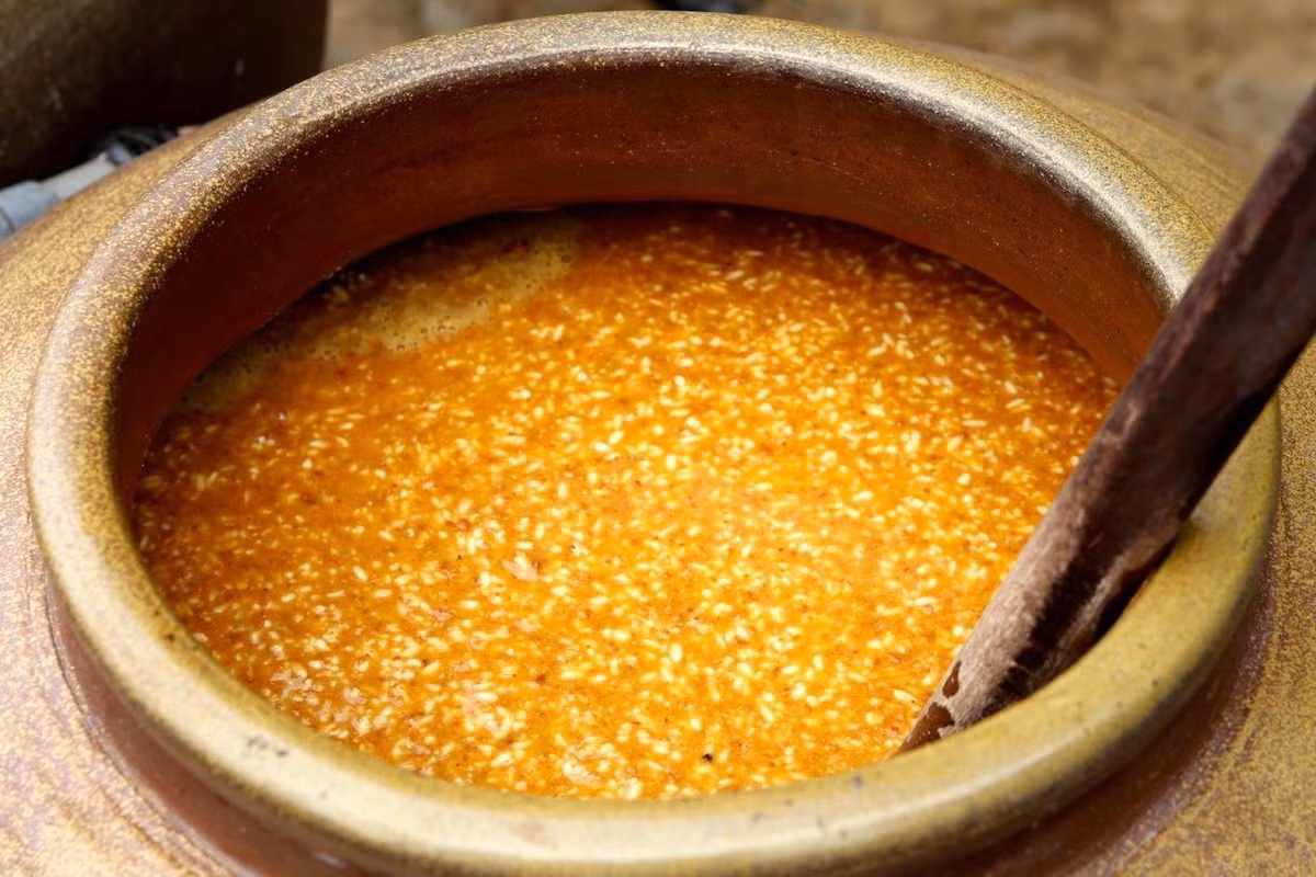 Với vị ngọt thanh và độ sánh đặc trưng, loại tương này chuyên dùng để chấm đồ luộc hoặc kho cá cực kỳ bắt cơm. Giá tương Nam Đàn rơi vào khoảng 30.000-50.000 đồng/lít, hoặc khoảng 70.000 đồng/chai với các thương hiệu đóng chai lâu năm. (Ảnh: Visitnghean)