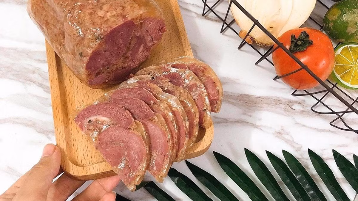 Giò me chấm cùng tương ớt hoặc nước mắm nguyên chất là món nhắm hoàn hảo cho các buổi tiệc hay bữa ăn gia đình. Mức giá giò me dao động từ 200.000 đến 350.000 đồng/kg tùy thuộc vào chất lượng giò. (Ảnh: Điện máy Xanh)
