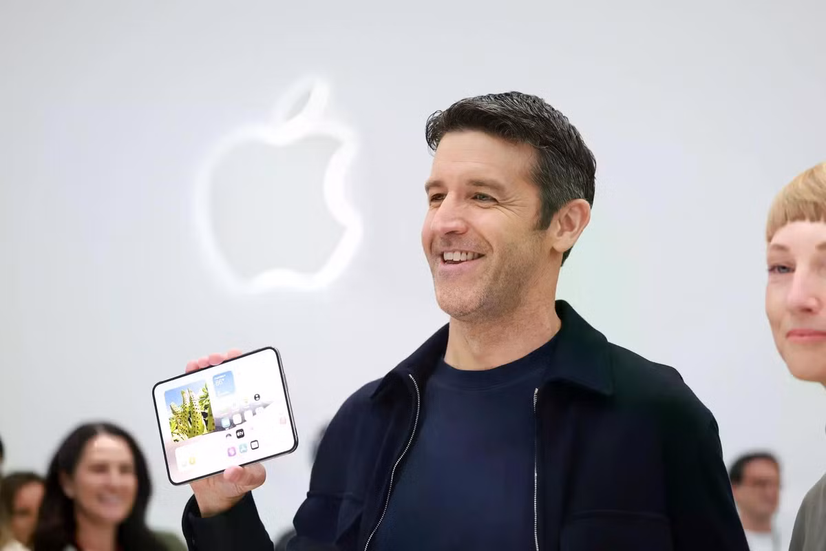 09biz-apple-event-phone-2-03-superjumbojpg.jpg
