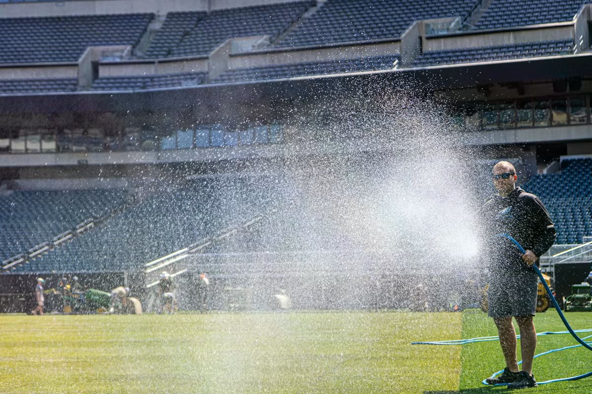 Đội ngũ nhân viên quản lý sân tại Lincoln Financial Field đang tiến hành lắp đặt thảm cỏ phục vụ cho giải đấu FIFA Club World Cup, dự kiến khởi tranh từ ngày 14/6/2025. (Ảnh: Kimberly Paynter/WHYY)