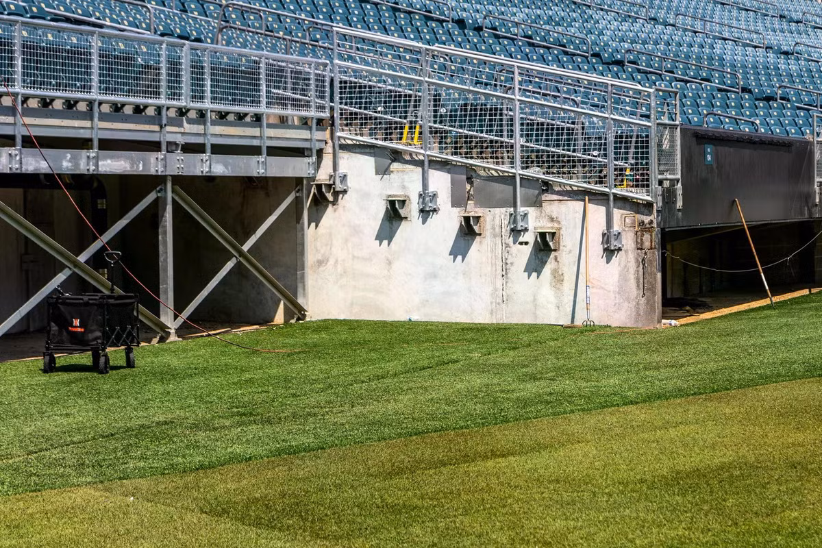 Không chỉ vậy, các hàng ghế khán giả tại khu vực góc sân của Lincoln Financial Field đã được tháo dỡ nhằm đảm bảo mặt sân đủ diện tích đáp ứng các tiêu chuẩn khắt khe của FIFA cho một trận cầu bóng đá. (Ảnh: Kimberly Paynter/WHYY)