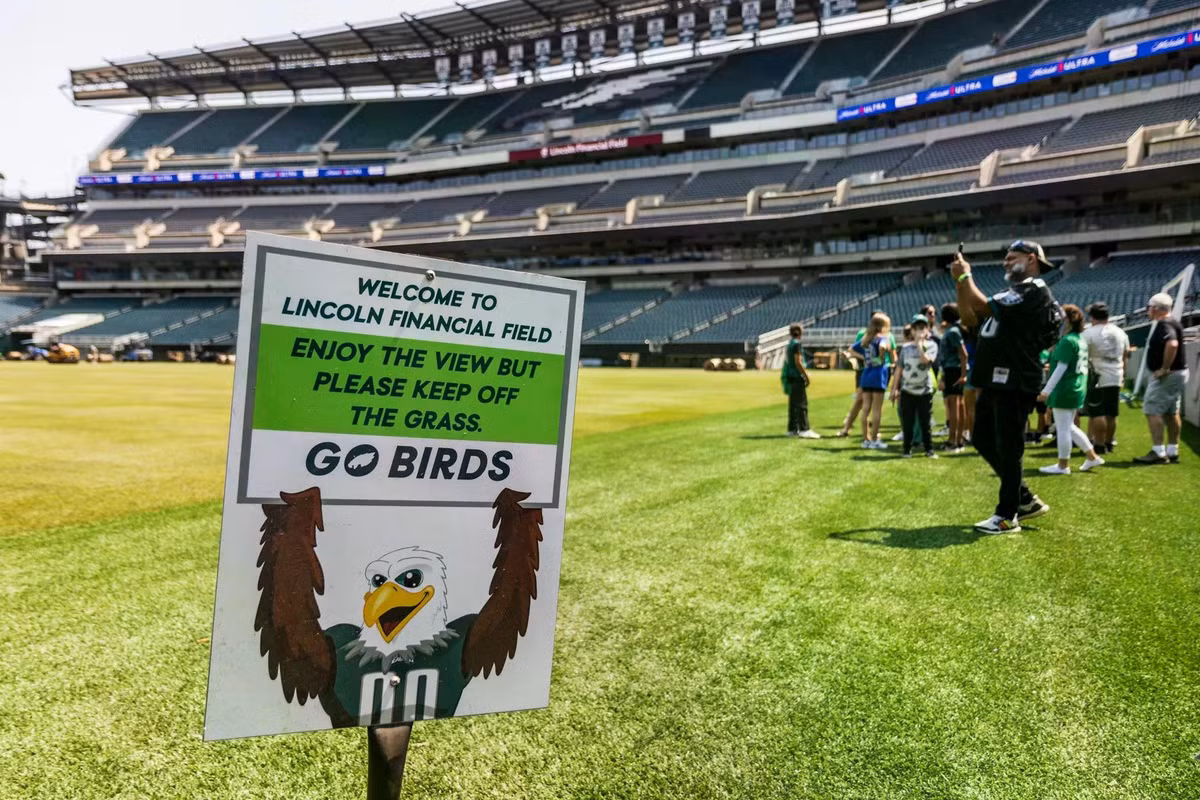 Trong chuyến tham quan sân vận động Lincoln Financial Field gần đây, người hâm mộ của đội bóng Eagles còn có cơ hội tận mắt chứng kiến sự khác biệt giữa thảm cỏ tự nhiên thông thường của đội nhà và mặt sân cỏ lai Hybrid HERO - loại cỏ chuyên dụng vừa được lắp đặt để phục vụ cho giải đấu FIFA Club World Cup sắp tới. (Ảnh: Kimberly Paynter/WHYY)