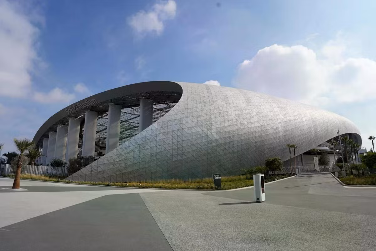 SoFi Stadium sẽ được tạm đổi tên thành "Los Angeles Stadium" trong thời gian diễn ra giải đấu theo quy định của FIFA. Sân dự kiến sẽ tổ chức 8 trận đấu, bao gồm trận ra quân của Đội tuyển Mỹ vào ngày 12/6/2026 và một trận tứ kết. (Ảnh: Kevin Reece/Icon Sportswire/Getty Images)