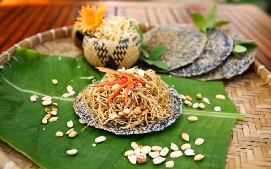 Nhút Thanh Chương vốn ra đời từ những ngày tháng khó khăn của người dân vùng Thanh Chương, khi mít non được đem thái sợi và muối mặn để tích trữ ăn dần. Qua thời gian, nhút Thanh Chương đã trở thành thức đặc sản dân dã được du khách khắp nơi săn đón. (Ảnh: Vinpearl)