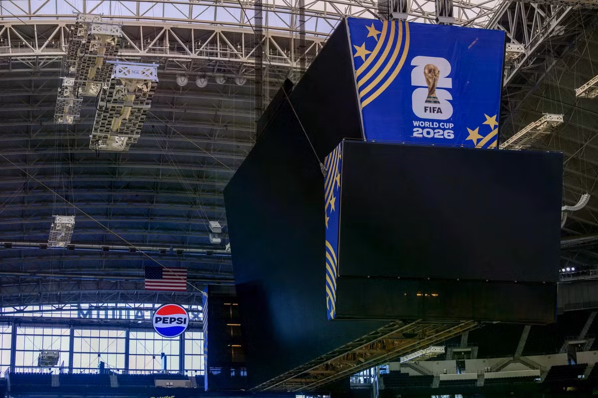 Bộ nhận diện thương hiệu của World Cup 2026 hiện đã được triển khai tại sân vận động. (Ảnh: Reuters Connect)