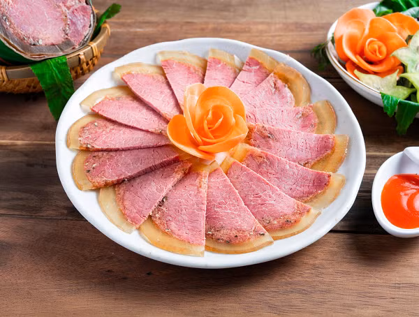 Cuối cùng là giò me (giò bê), món ăn này sử dụng thịt bê non săn chắc, ít mỡ, đem tẩm ướp cùng thảo quả, hạt tiêu và các loại gia vị truyền thống, kết hợp với phần bì xay nhuyễn rồi đem hấp chín. Khi thái mỏng bày ra đĩa, từng miếng giò có màu hồng đẹp mắt, thịt mềm ngọt hòa quyện vị cay nồng của tiêu. (Ảnh: Sưu tầm)