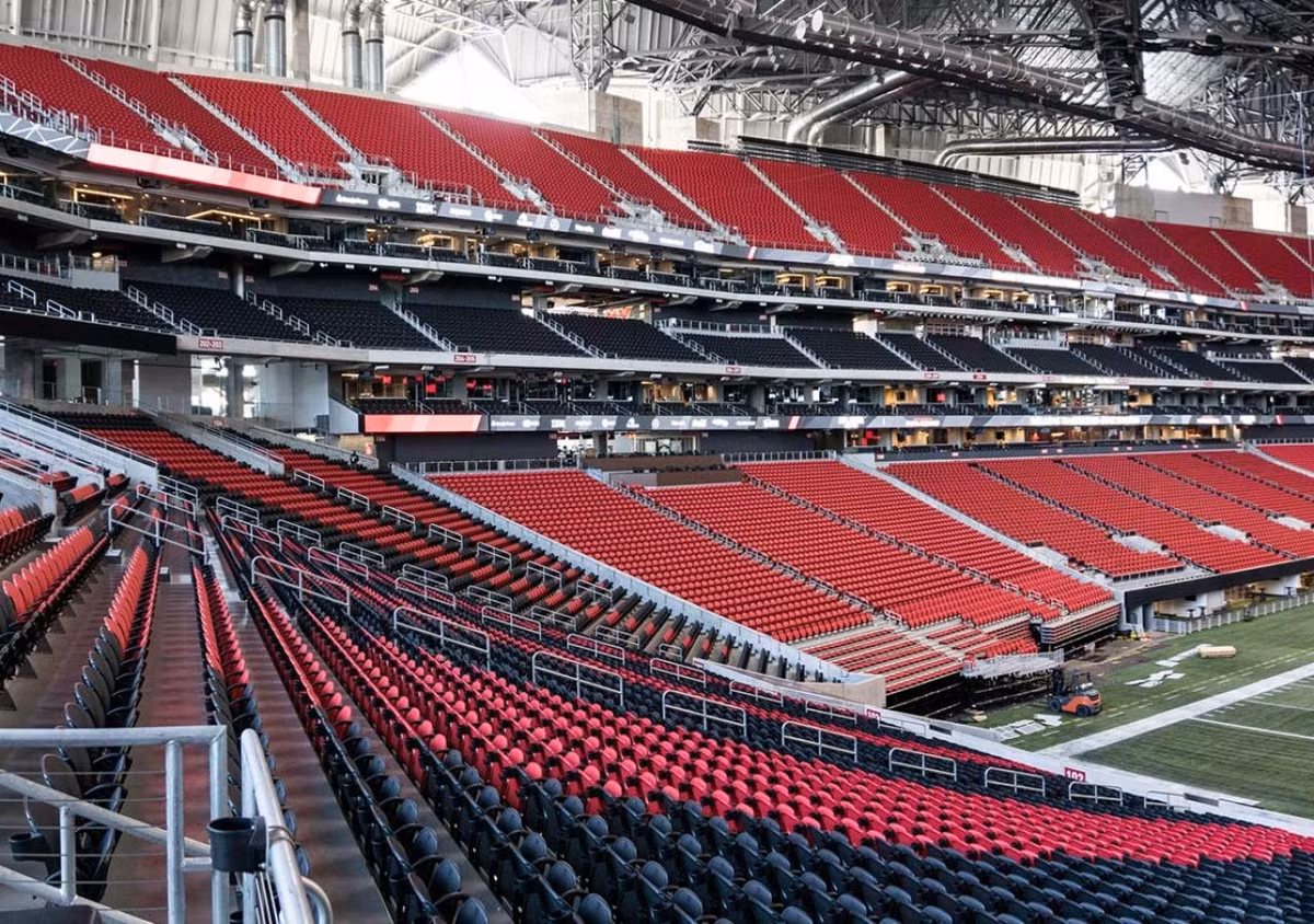 Không chỉ gây ấn tượng từ xa bằng những cánh hoa thép, sức hút của Mercedes-Benz Stadium còn đến từ những tiện nghi trực tiếp ngay tại vị trí của khán giả. Trong bản kế hoạch ban đầu, các kiến trúc sư từng đưa ra ý tưởng về một tính năng đặc biệt: những chiếc ghế có khả năng rung lắc sau mỗi tình huống va chạm mạnh hay ghi điểm kịch tính. Dù ý tưởng này đã bị loại bỏ, ban quản lý sân đã đưa ra một cải tiến thiết thực hơn: nâng chiều rộng mỗi ghế ngồi từ 19 inch lên 21 inch. Thay đổi này đảm bảo sự thoải mái tối đa cho khán giả tận hưởng trọn vẹn những trận cầu đỉnh cao. (Ảnh: Metromont)