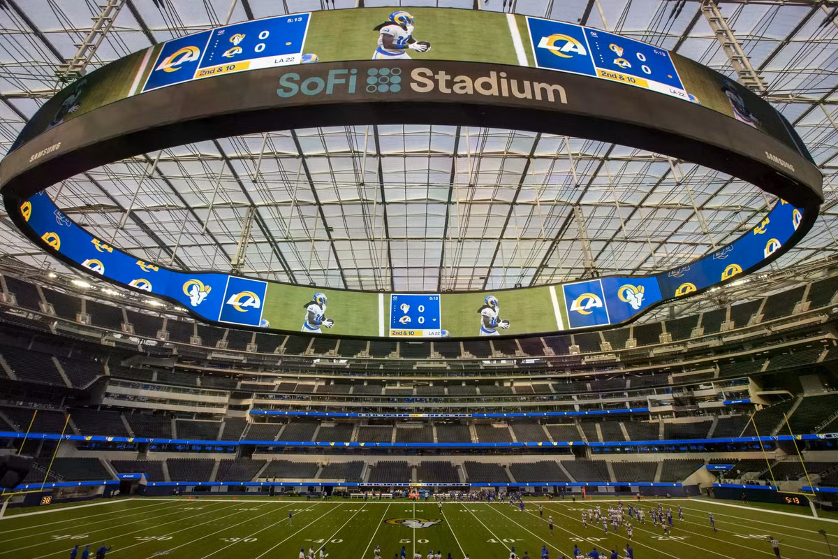 Điểm nhấn tại SoFi Stadium là màn hình vô cực (Infinity Screen) do Samsung sản xuất, tiền thân là Oculus. Đây là hệ thống hiển thị video 4K HDR hai mặt hình bầu dục đầu tiên trên thế giới, được thiết kế treo lơ lửng ngay phía trên mặt sân thi đấu. (Ảnh: Al Seib/Los Angeles Times)