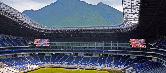 Để phục vụ World Cup, nội khu sân được trang bị hệ thống mặt cỏ tự nhiên nuôi dưỡng bằng công nghệ thông gió ngầm thông minh, kết hợp hai màn hình LED siêu lớn ở hai đầu sân. (Ảnh: AV Magazine)