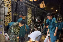 Bộ đội, dân quân thức trắng đêm dọn bùn đất, giúp dân ứng phó mưa ngập