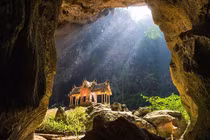 Động Phraya Nakhon- nơi Mặt Trời chiếu sáng một cung điện giữa lòng núi
