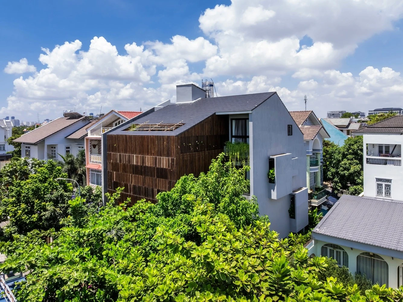 Tưởng như "hộp đen", nhà phố vẫn thấm đẫm thiên nhiên giữa lòng Sài Gòn