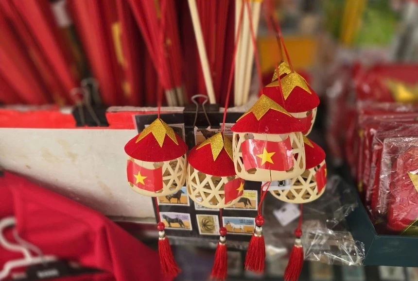Gấu bông, mũ, khăn choàng sao vàng... mừng Quốc khánh 2/9 "nhuộm đỏ" Hà Nội 