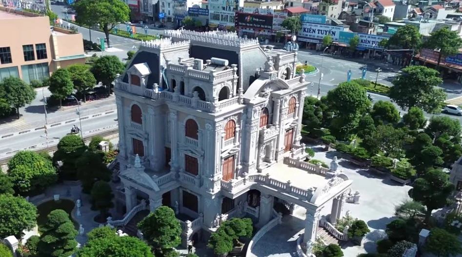 Chiêm ngưỡng dinh thự "view triệu đô" có 1-0-2 ở Hà Nam