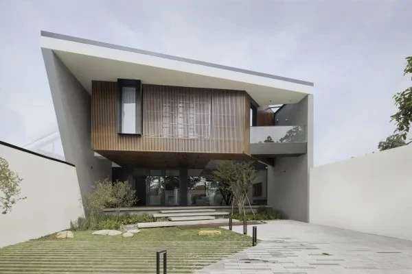 Chiêm ngưỡng biệt thự mái vát táo bạo ở TP HCM 