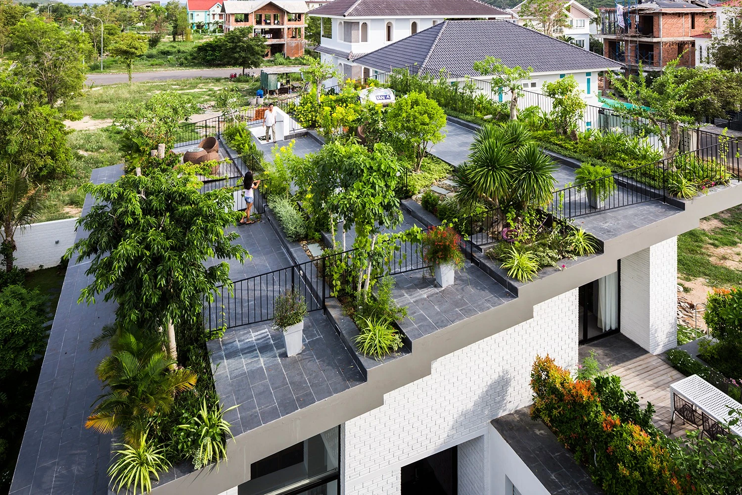 Ngôi nhà có vườn bậc thang trên mái độc đáo ở Nha Trang