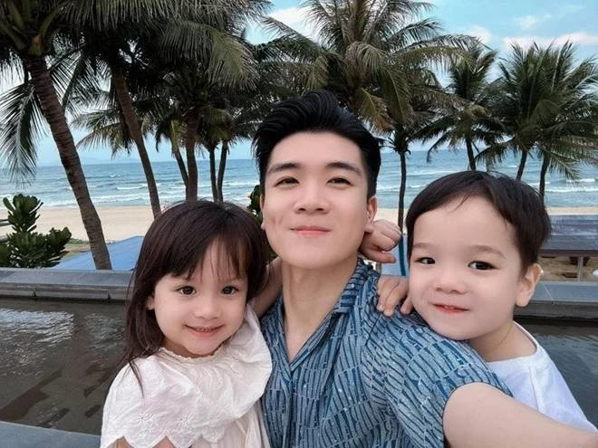 Ảnh giản dị khi làm bố đơn thân của thiếu gia nhà bầu Hiển