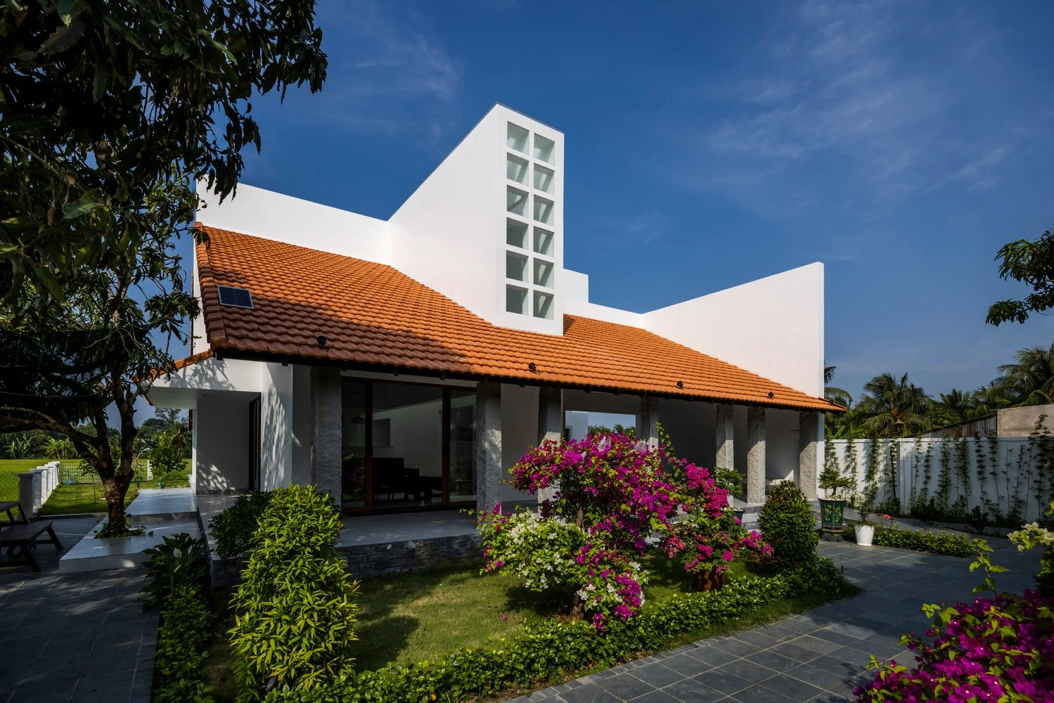 Nhà ngói đỏ yên bình giữa làng quê quen thuộc
