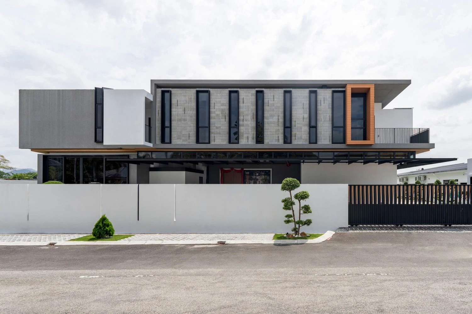 Biệt thự 2.000 m2 'biết thở' giữa khối bê tông thô cứng