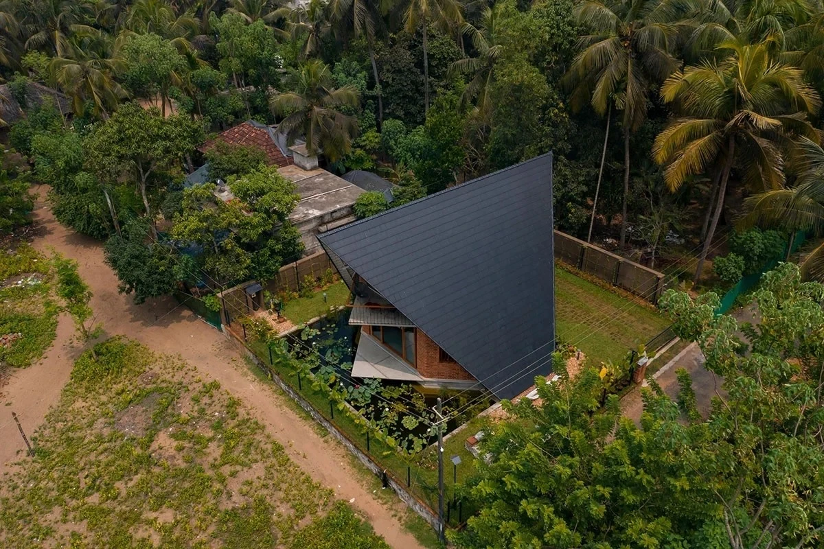 Chiêm ngưỡng biệt thự nghỉ dưỡng hướng biển hình chữ A lạ mắt 