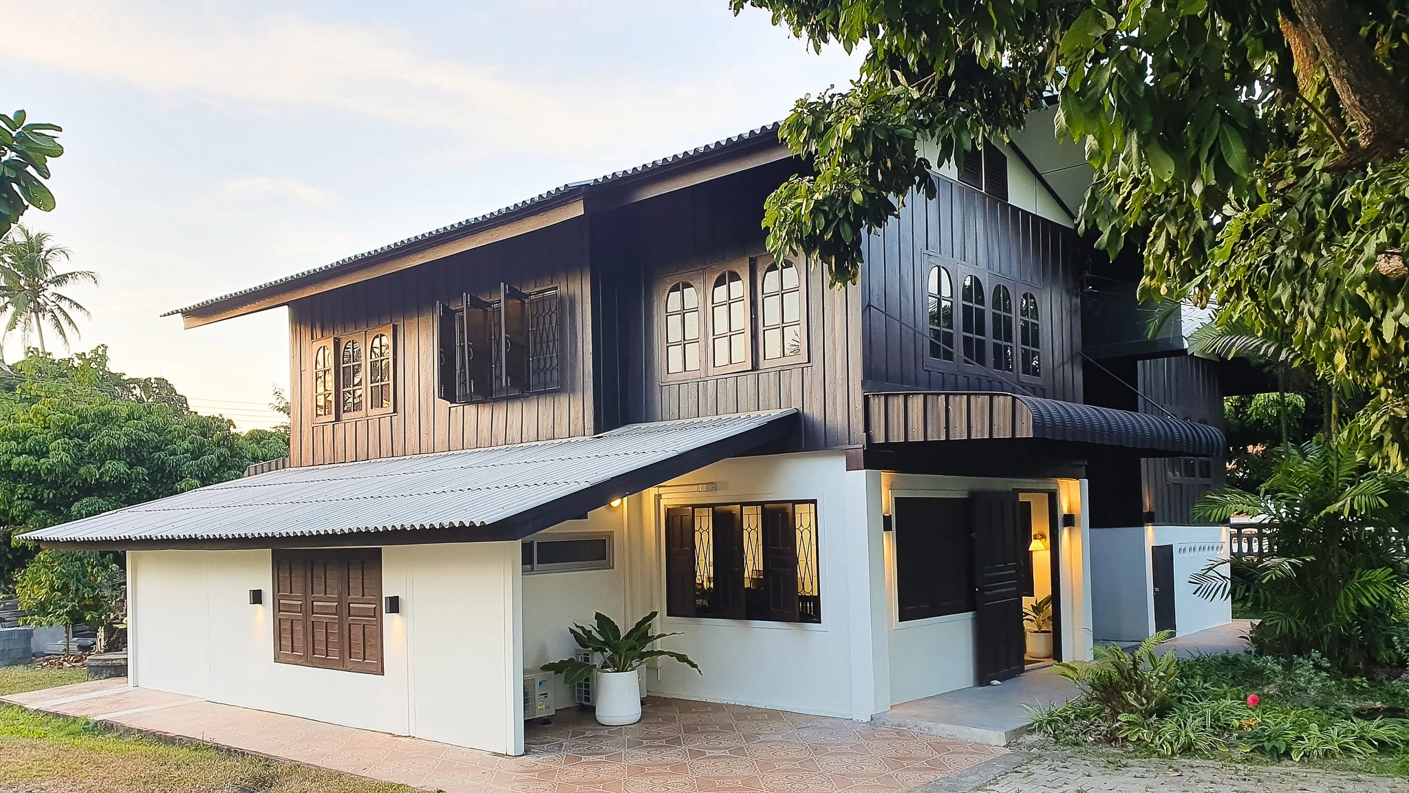 Nhà gỗ truyền thống hồi sinh thành không gian 2 tầng hiện đại