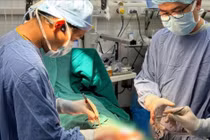 Phẫu thuật vi mô cứu người đàn ông tự gây tổn thương bộ phận sinh dục