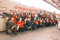 'Chuyến tàu đoàn viên' đưa ký ức 30/4 sống dậy giữa lòng Hà Nội
