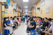 [GALLERY] Hành lang bệnh viện chật kín người trẻ khám sức khỏe sinh sản