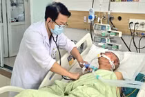 Hít khói thảo mộc chữa viêm xoang, người đàn ông ngộ độc khí CO nặng
