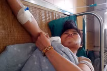 Hai mẹ con bị hành hung giữa đường, nạn nhân mang bầu 7 tuần phải nhập viện