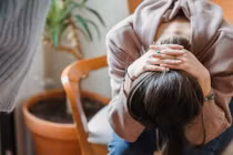 Vợ sốc khi chồng xin ở lại chăm sóc người yêu cũ 