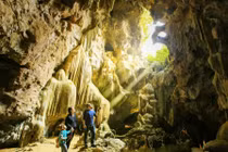 Khám phá hang động kỳ thú ở Ninh Bình, du khách đi thuyền giữa 'dải ngân hà'