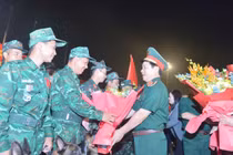 Lãnh đạo Bộ Quốc phòng, Bộ Tổng Tham mưu, Tổng cục Chính trị tặng hoa chúc mừng đoàn Việt Nam hoàn thành nhiệm vụ trở về nước.