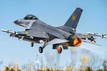 Ukraine lại làm rơi F-16, phi công nhảy dù thành công