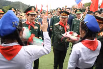 Tặng quà, trao học bổng động viên học sinh nơi biên giới Việt Nam - Lào