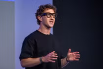 Ray-Ban 'đơ cứng' buổi ra mắt khiến Zuckerberg muối mặt, đổ lỗi cho Wifi