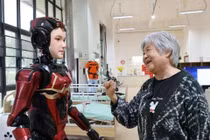 Người già ở Trung Quốc thoát cảnh neo đơn nhờ robot