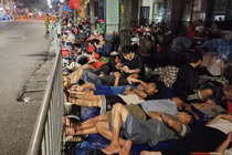Người dân ngủ trên vỉa hè chờ xem diễu binh