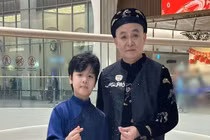 Diễn viên nhí Bảo Nam đóng chung phim với nghệ sĩ Xuân Hinh trong phim Tết