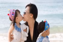 Phương Oanh khoe khoảnh khắc ngọt ngào bên cặp song sinh trên biển