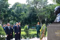 Thủ tướng Lê Minh Hưng tưởng niệm Chủ tịch Hồ Chí Minh tại New Delhi