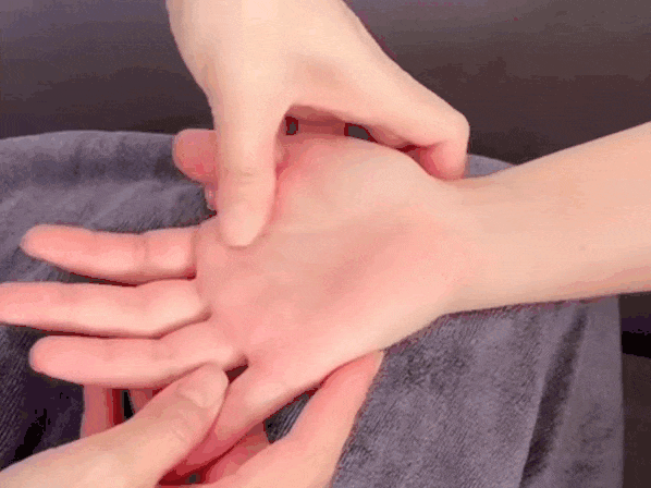 Kích thích huyệt phục hồi tóc rụng sau sốt xuất huyết