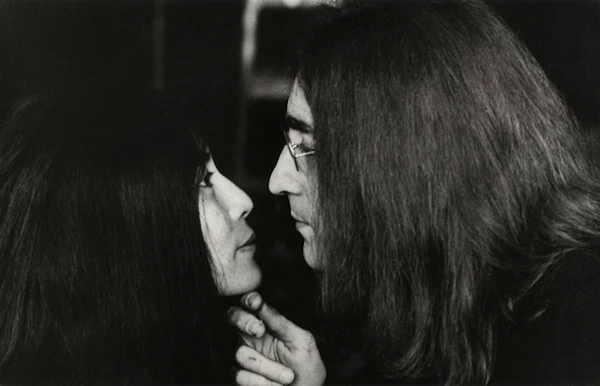 Ảnh độc: Huyền thoại John Lennon bên vợ yêu