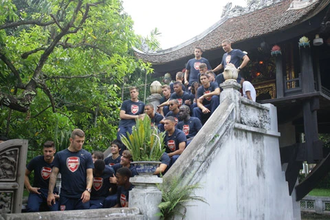 “Chộp” pháo thủ Arsenal thưởng cảnh Chùa Một Cột
