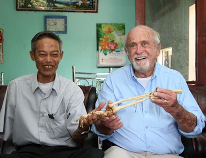 Vượt nửa vòng trái đất để trao lại... xương tay