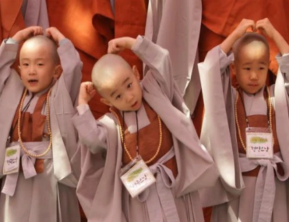 Ngộ nghĩnh trẻ em Hàn Quốc “đi tu” mừng Phật đản