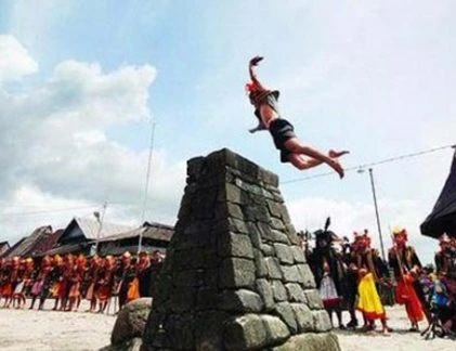 Cách thể hiện lòng dũng cảm “độc đáo” của trai đảo Nias 