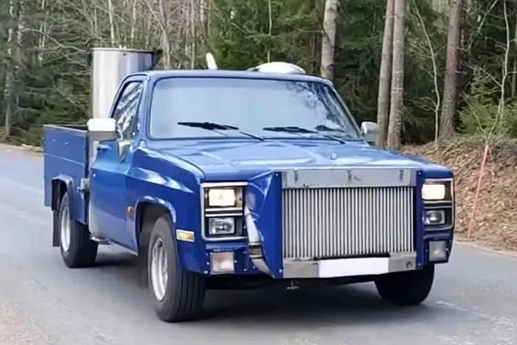 Bán tải Chevrolet V8 chạy bằng củi, đi được tới hơn 100.000 km